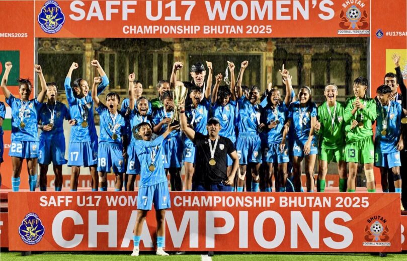 Indian Team lifting the trophy
