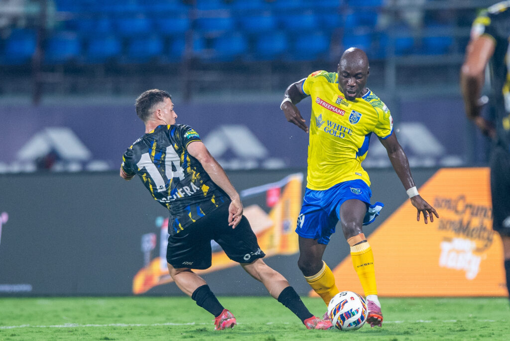 Alberto Noguera of Chennaiyin FC & Kevin Yoke of Kerala Blasters FC in action during match 25 of the Indian Super League,