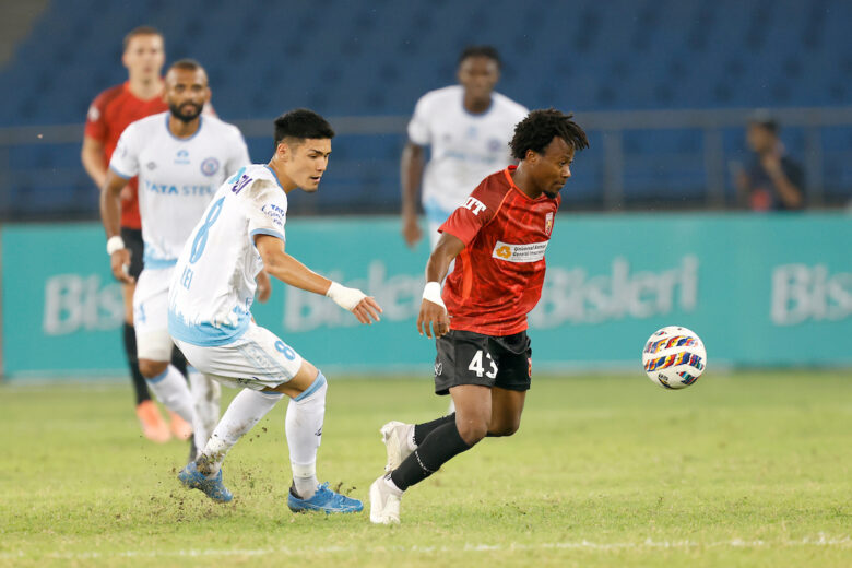 Rei Tachikawa of Jamshedpur FC and Abdul Halik Hudu of Sporting Club Delhi
