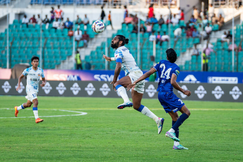 Irfan Yadwad of Chennaiyin FC and Sandesh Jhingan of FC Goa